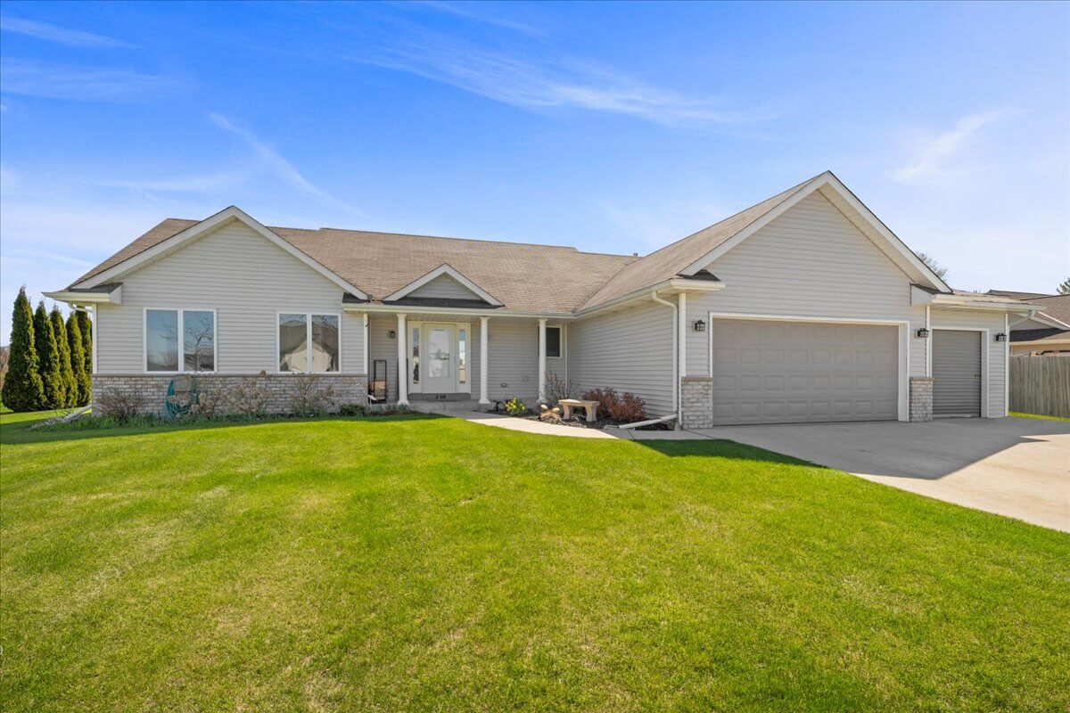 Belgium Home For Sale | 256 E Redding Circle | Pleasant View Realty