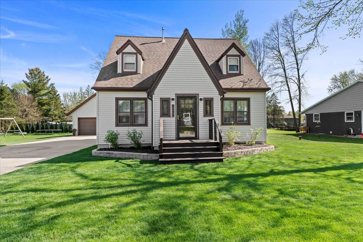 Howards Grove Home For | 1121 W Bell Avenue | Pleasant View Realty