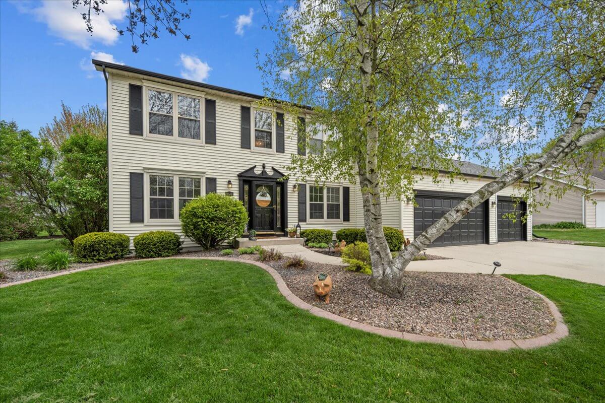 Howards Grove Home For Sale | 1620 Fieldstone Lane | Pleasant View Realty