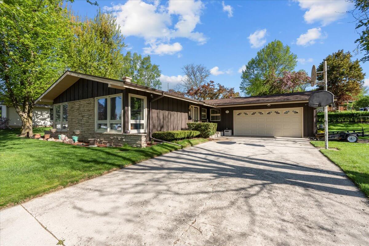 New Holstein Home For Sale | 2108 Hickory Lane | Pleasant View Realty