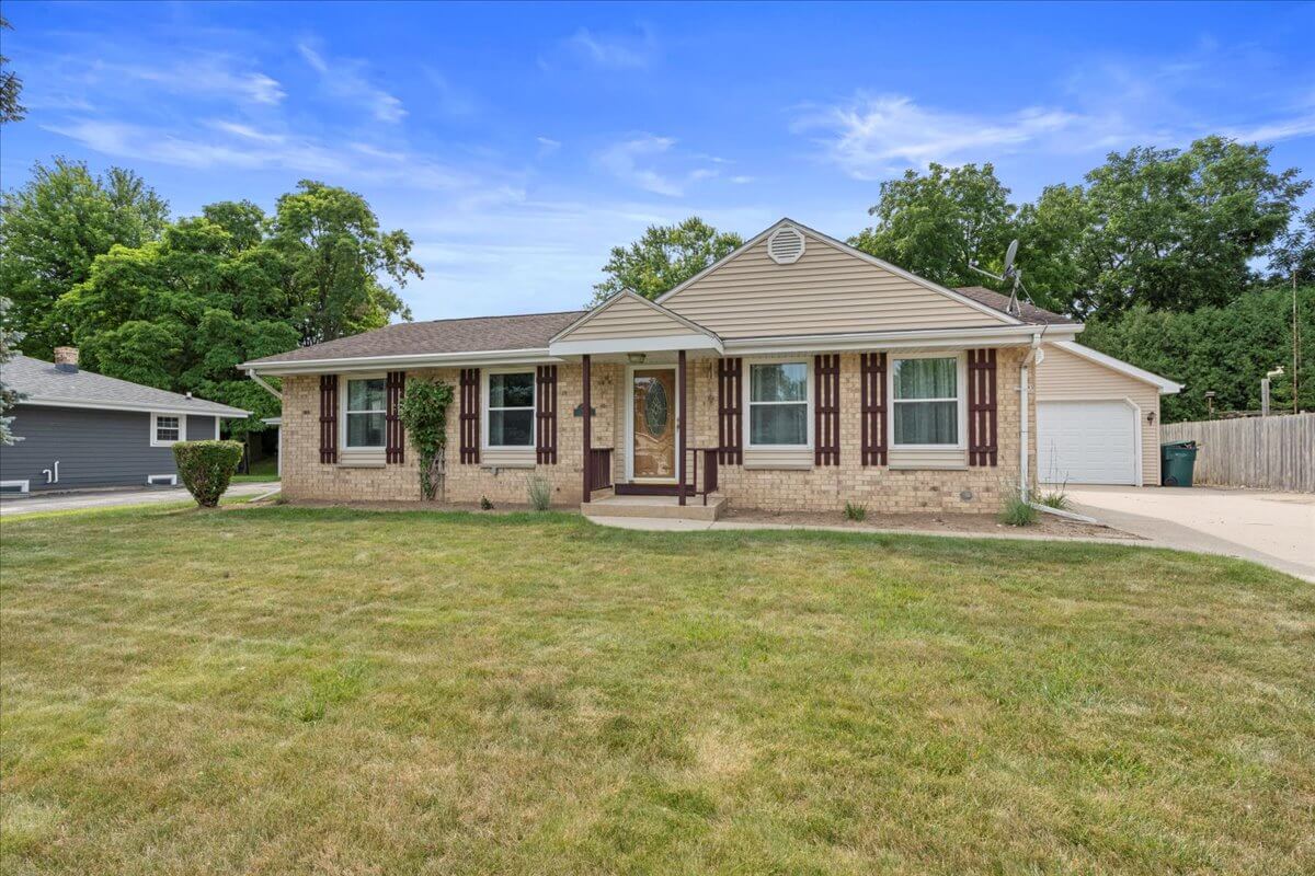 Saukville Home For Sale | 117 Judge Drive | Pleasant View Realty